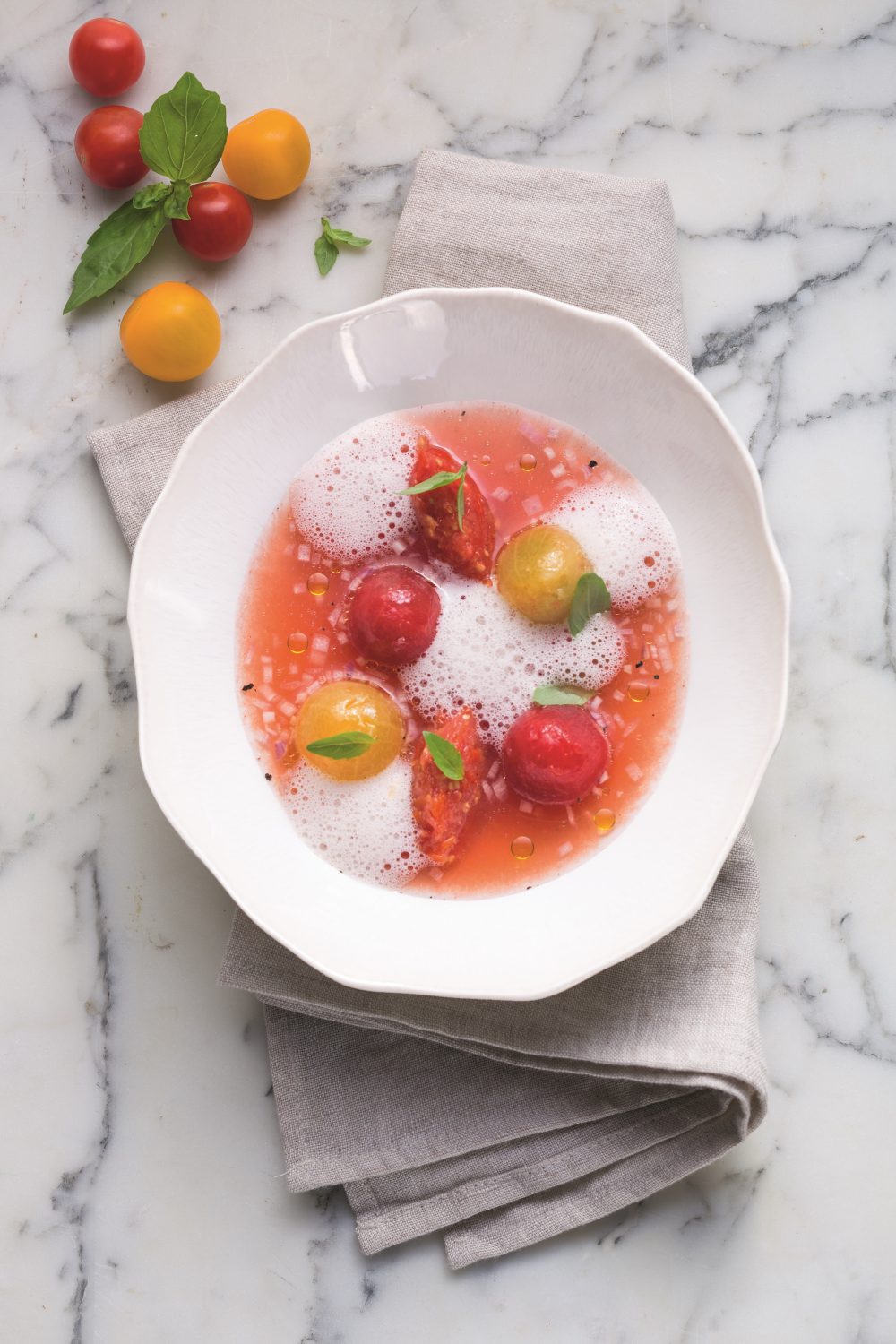 Klare Tomatenessenz mit Kirschtomaten & Basilikum-Mandelschaum
