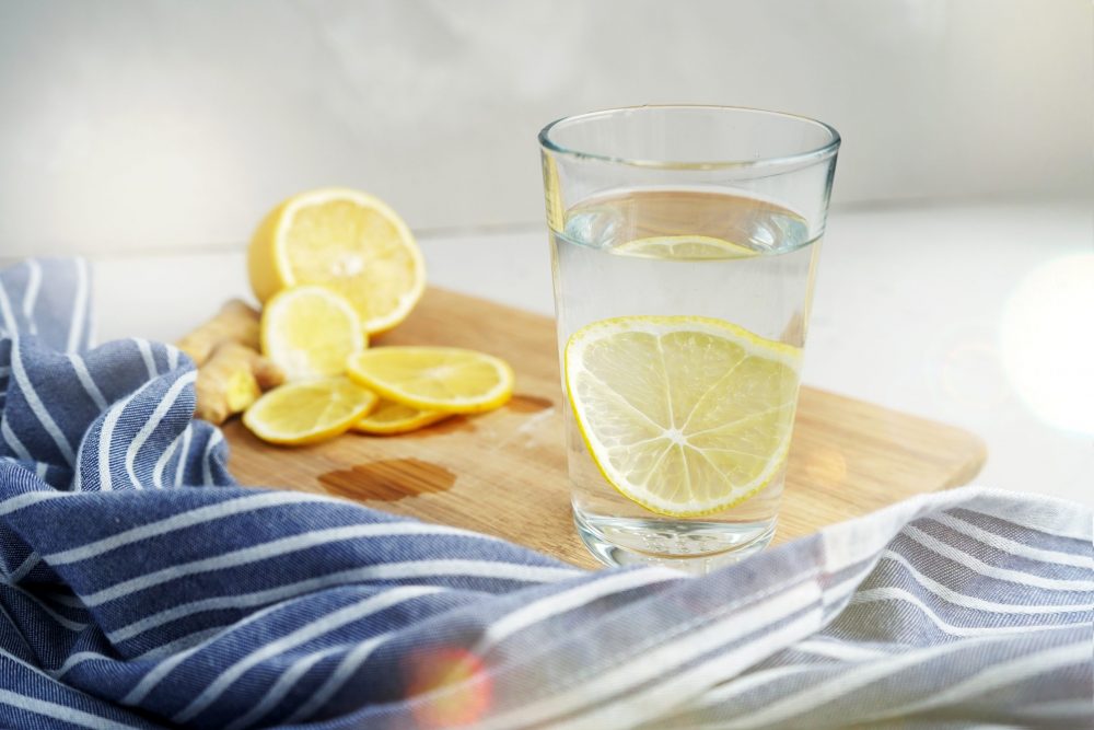 Glas Wasser mit Zitrone