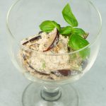 Gekeimtes Pflaumen-Apfel-Porridge mit Basilikum & Zwetschgen