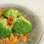 Brokkoli-Salat mit Karotten und gehackten Mandeln