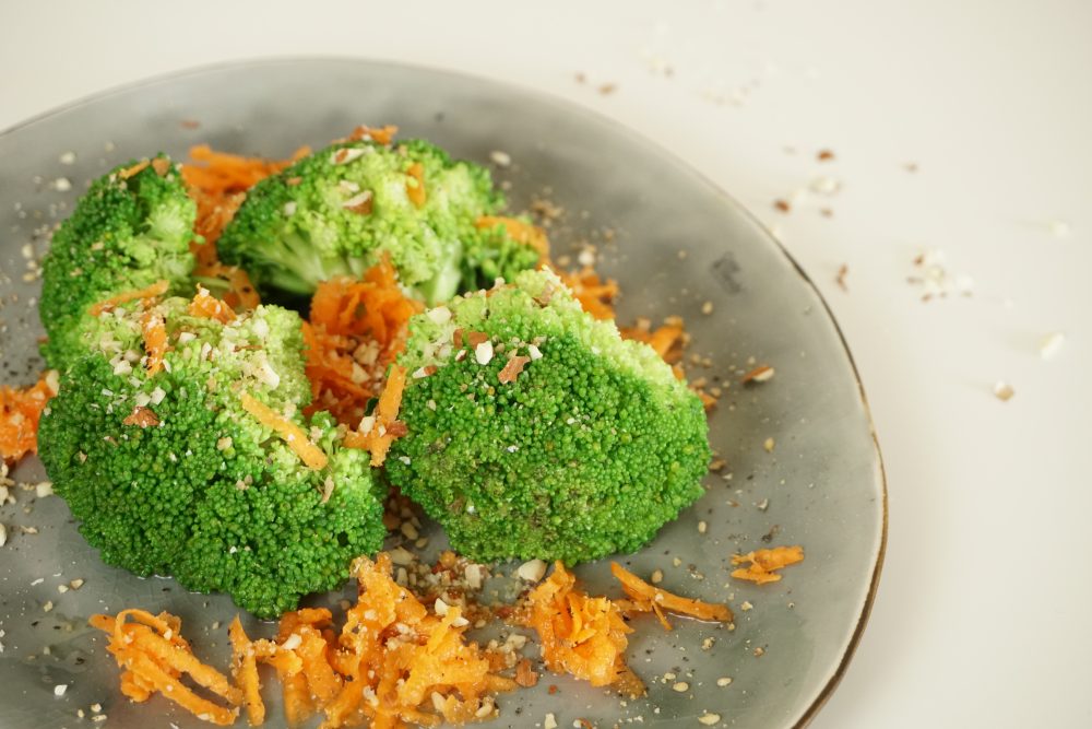 Brokkoli-Salat mit Karotten und gehackten Mandeln
