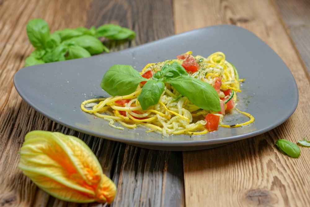 Spaghetti aus gelber und grüner Zucchini