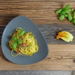 Spaghetti aus gelber und grüner Zucchini