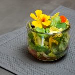 Salat mit Kapuzinerkresse