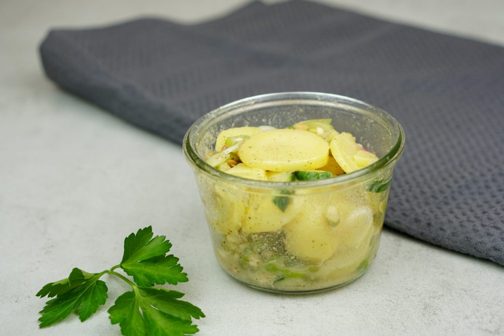 Schneller Gurken-Kartoffelsalat mit Sprossen