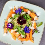 Blattsalat mit Karottengemüse und Mandelblättchen