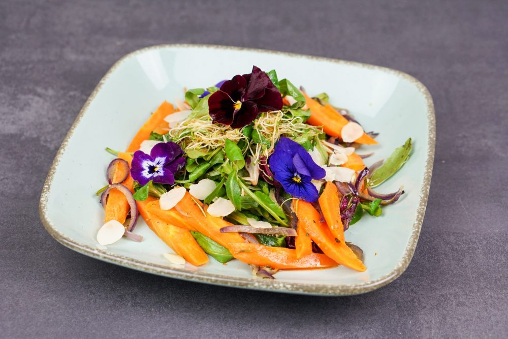 Blattsalat mit Karottengemüse und Mandelblättchen