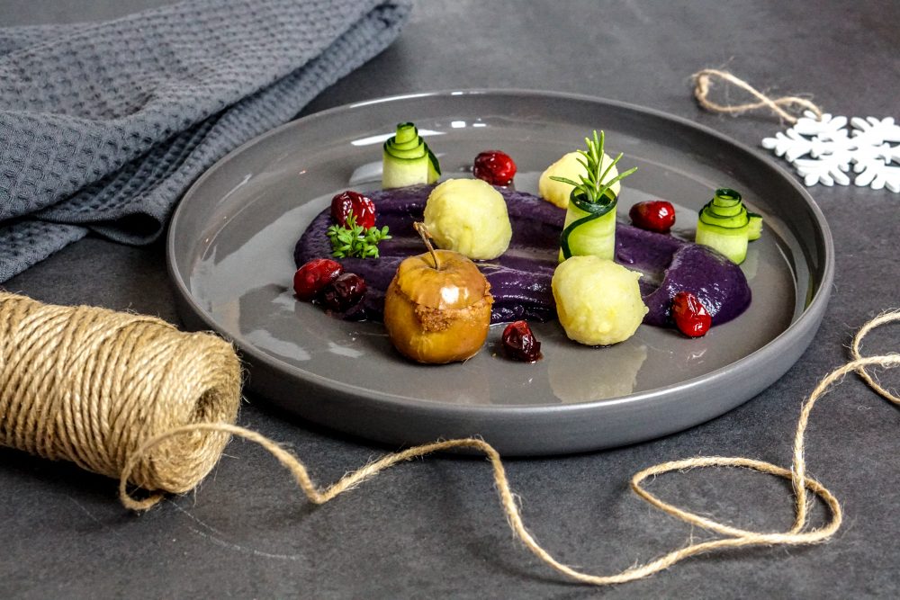 Rotkohlpüree mit Kartoffelklößen, einem Minibratapfel und karamellisierten Cranberries