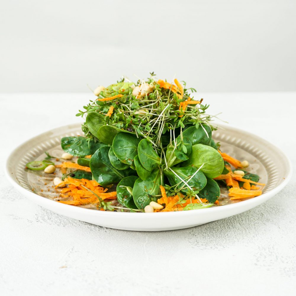 Feldsalat mit Karotten & Zedernüssen