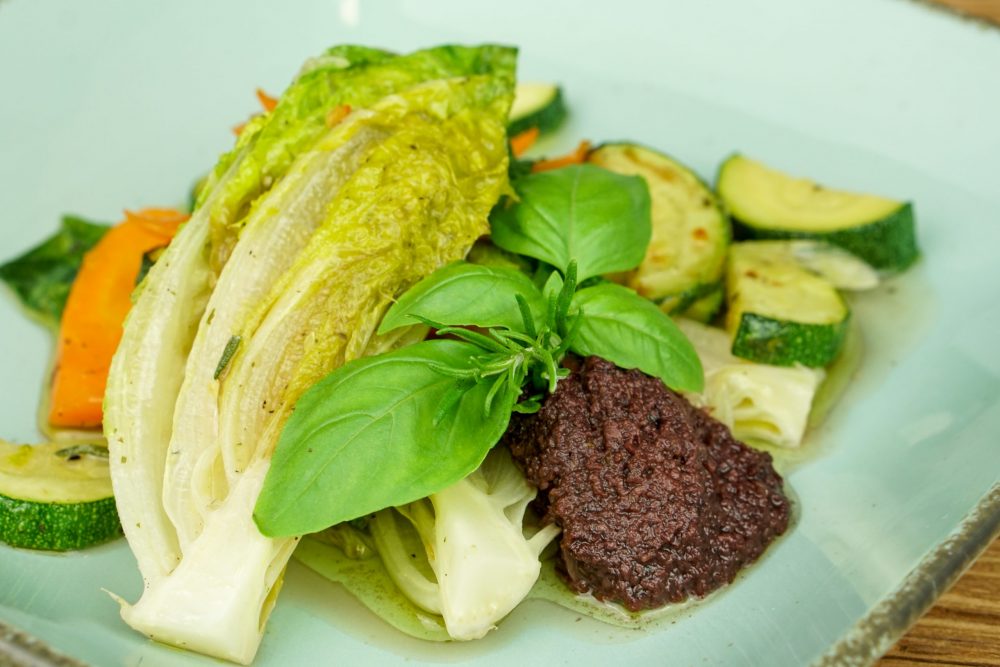 Lauwarme Salatherzen mit mediterranen Karotten & Zucchini an Wacker Tapenade