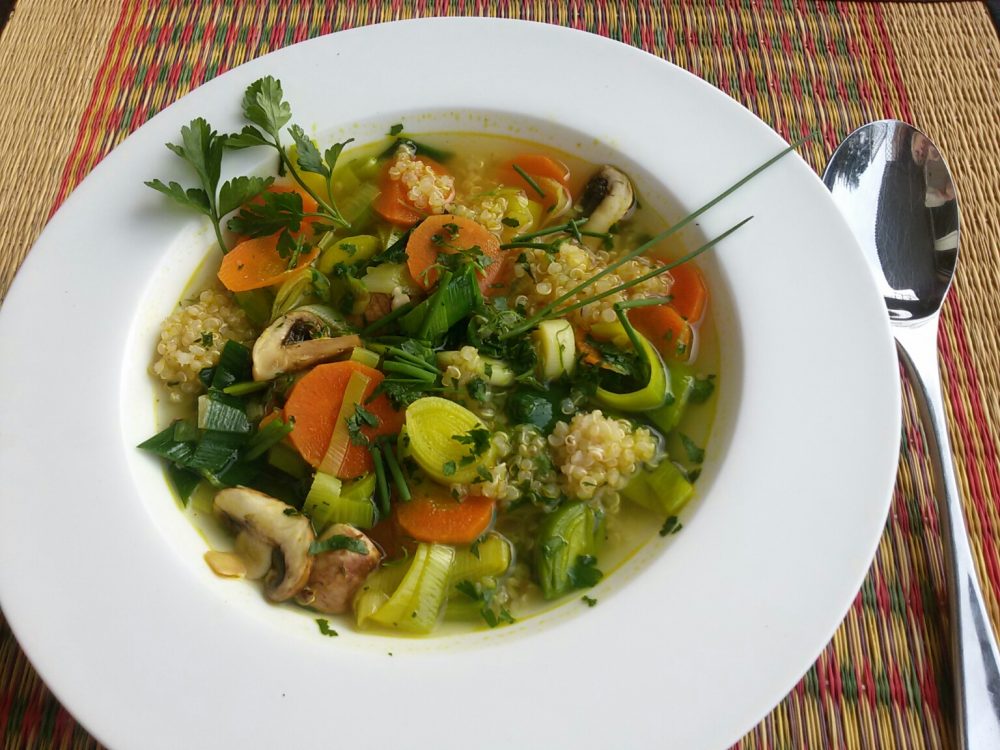 Basenreiche Suppe mit Quinoa