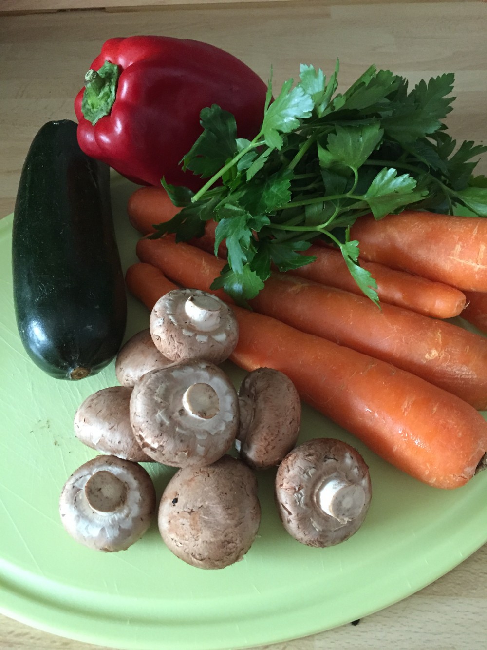 Karotten, Aubergine, Paprika, Glattpetersilie und Champignons