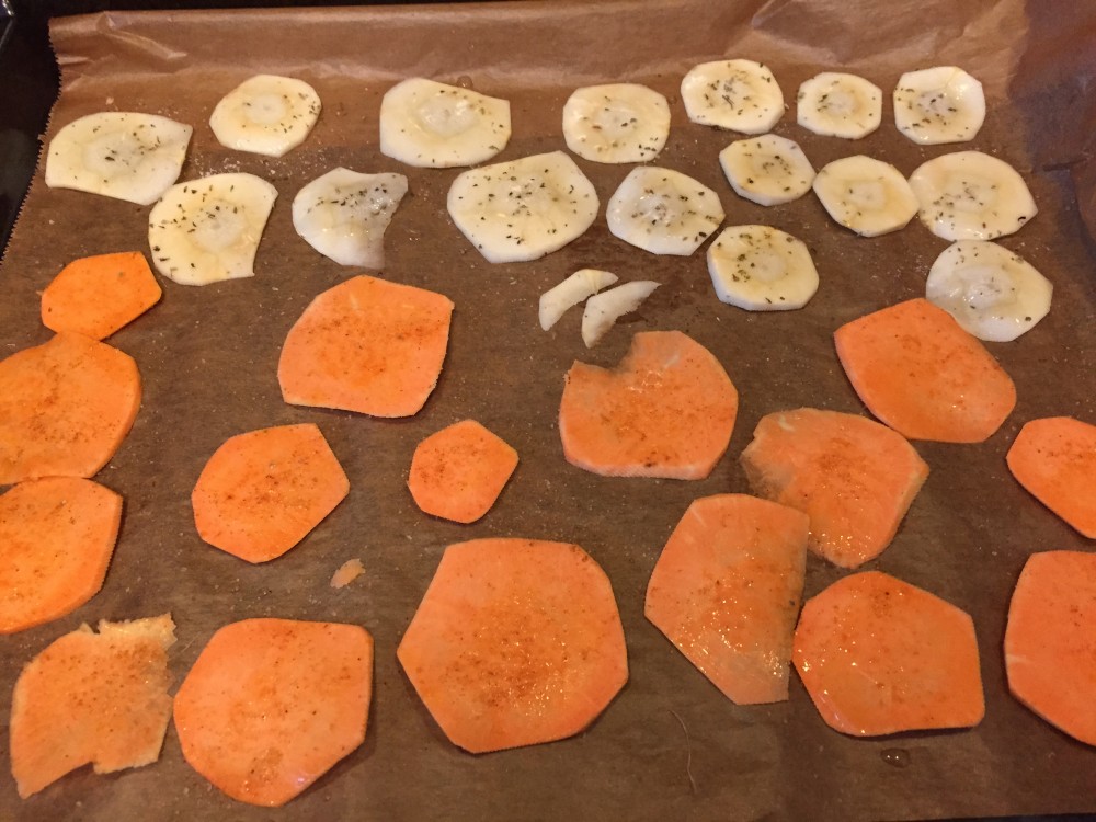 Pastinake-Scheiben und Süßkartoffel-Scheiben im Ofen