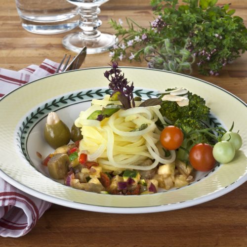Mediterranes Gemüseragout mit Kartoffelspaghetti &amp; Kräutern aus dem ...