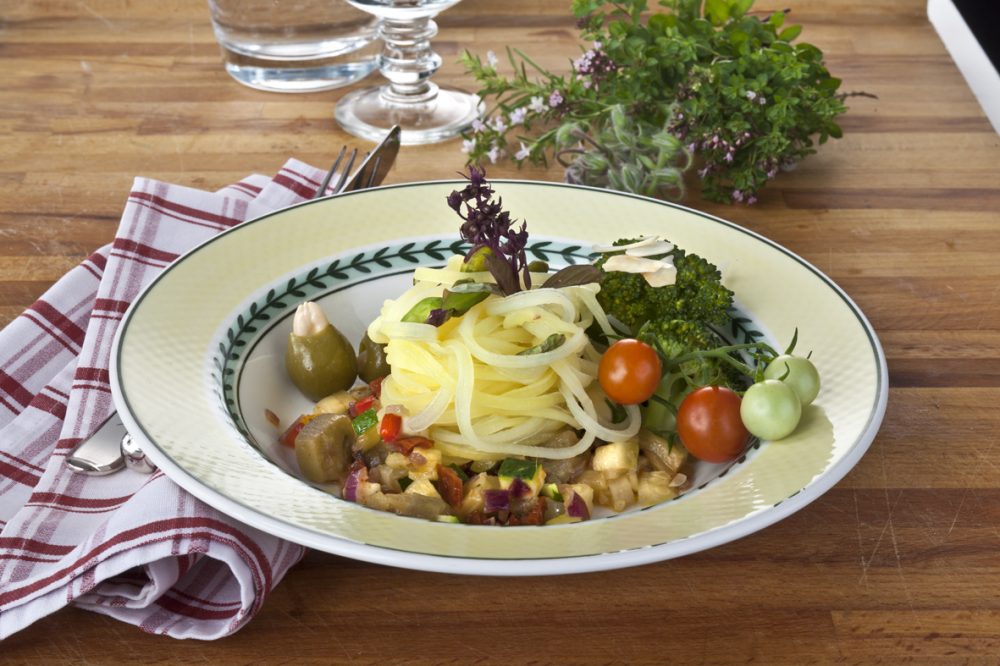 Mediterranes Gemüseragout mit Kartoffelspaghetti & Kräutern aus dem Garten