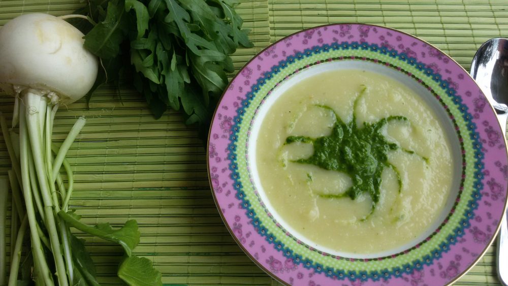 Mairübchen–Kartoffel–Suppe mit Rucolapesto