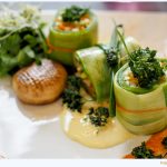 Lauch-Gemüse-Strudel mit Kurkumaschaum an Radieschensprossen