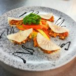 Sellerie-Ravioli auf buntem Karotten-Mikado